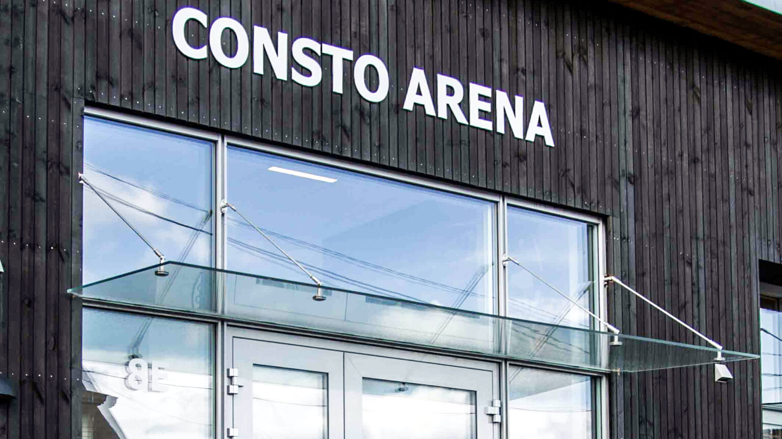 Bredt glasstak over stort inngangsparti