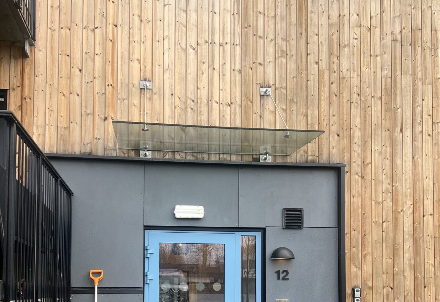 Enkel baldakin over inngangsdør