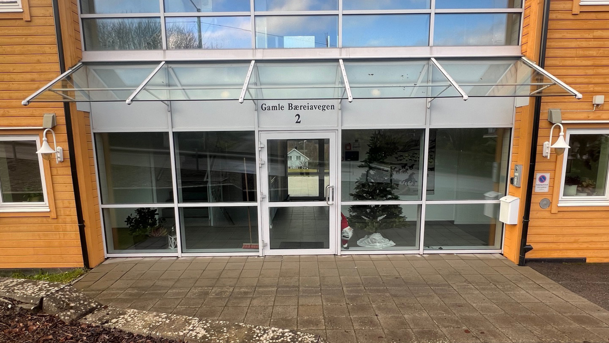 Bredt glasstak over inngangsparti til leilighetskompleks